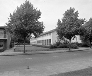 855991 Gezicht op een zijvleugel van de Kranenburgschool (school voor moeilijk lerende kinderen, Tamboersdijk 9) te Utrecht.